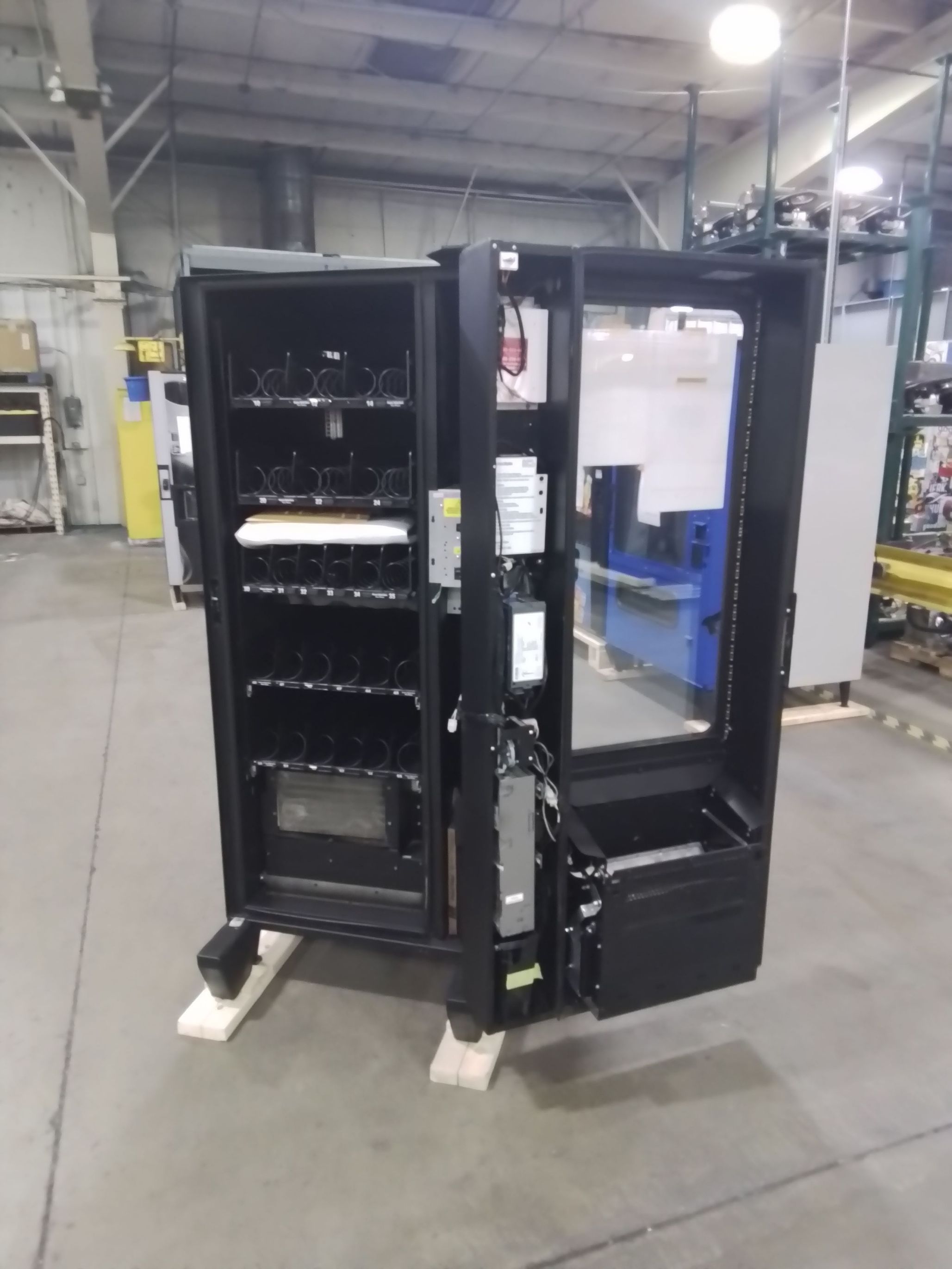 USI 38-Selection Snack & Drink Combination Vending Machine - Used
